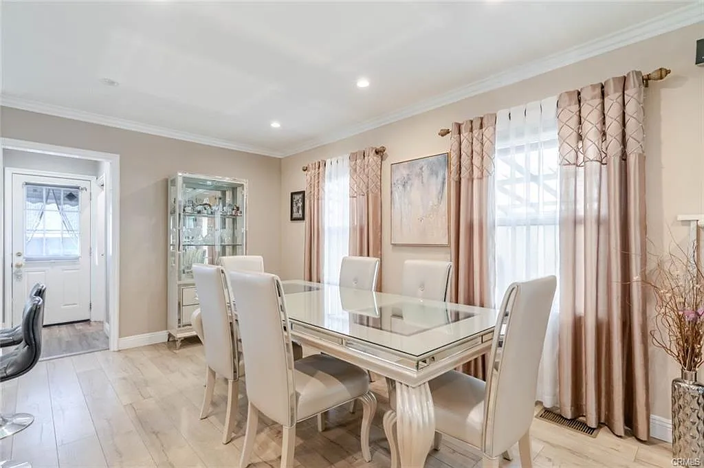 3 bed, 1.5 bath, 1300 sqft, $3,995 — Photo 1