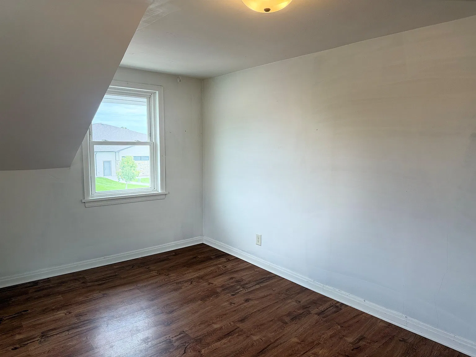 616 W B St — Photo 4
