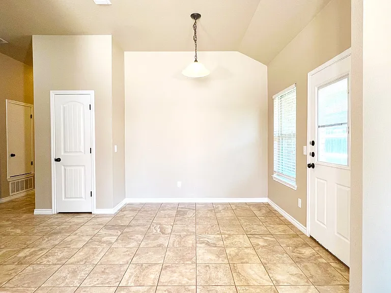 405 Sladecek Dr #B — Photo 3