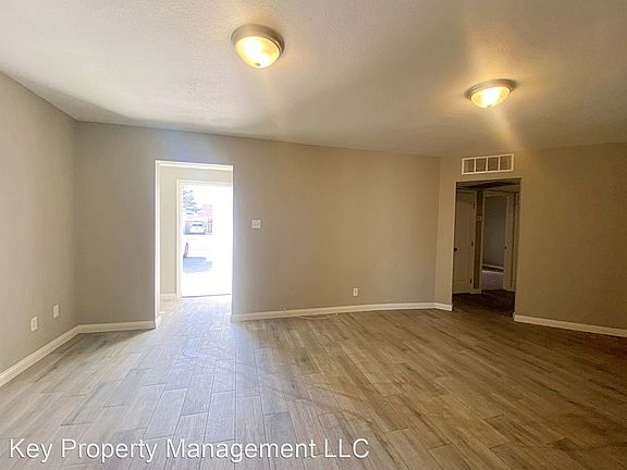 3rd image of 1021 E Oakey Blvd