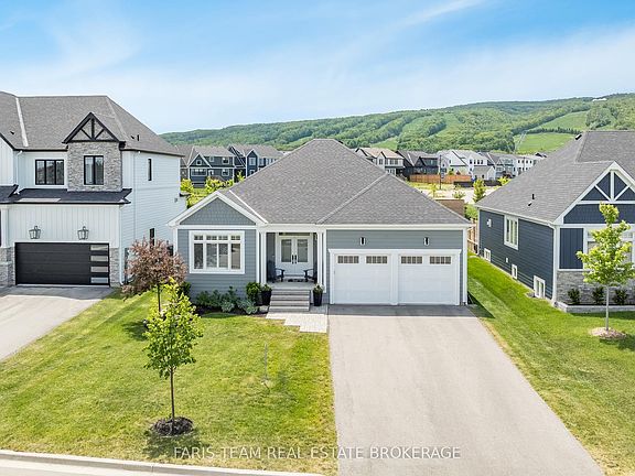 3rd image of 107 Stillwater Cres