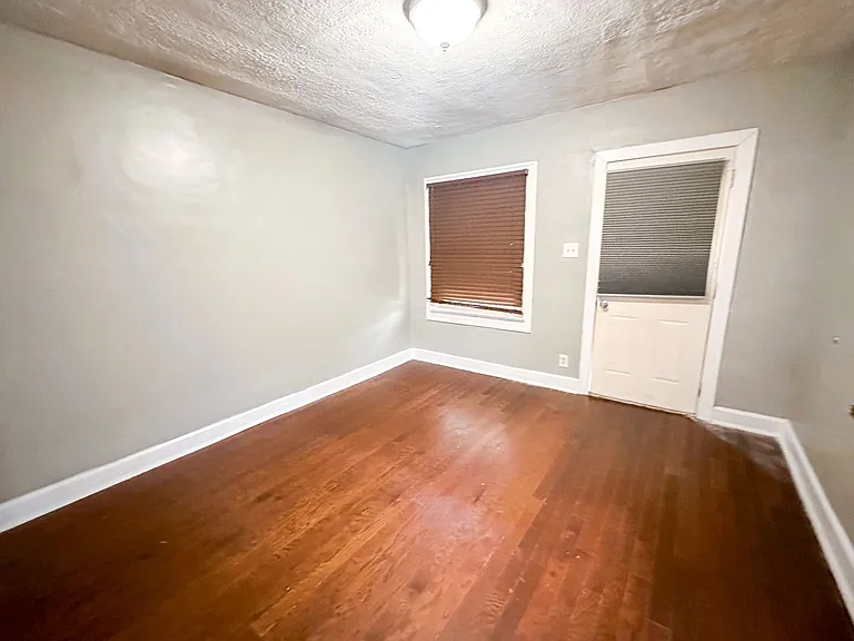 1126-1128 E Bradbury Ave — Photo 11