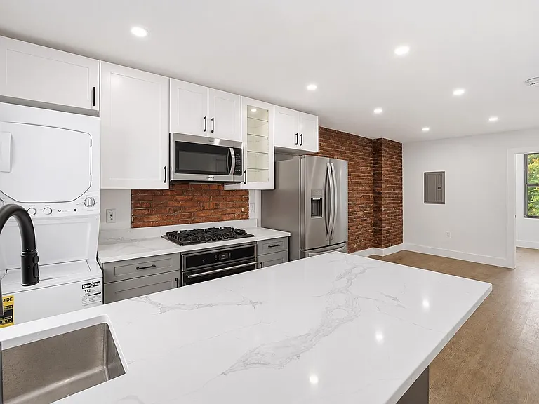 216 6th St #2 — Photo 3