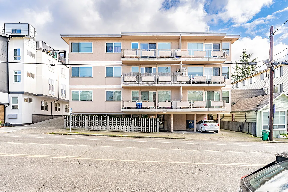 Building Photo - Urban Convenience with Neighborhood Charm!