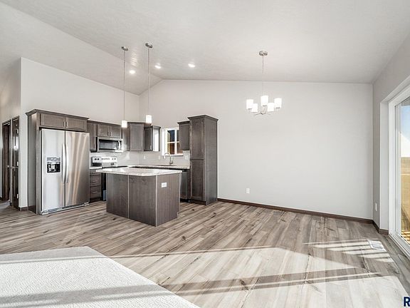 4th image of 609 N Anthem Dr