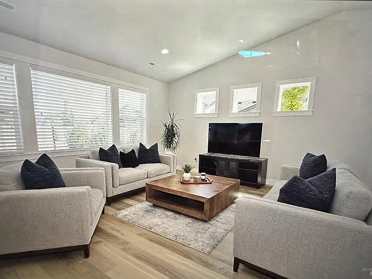 2116 E Melwood St — Photo 4