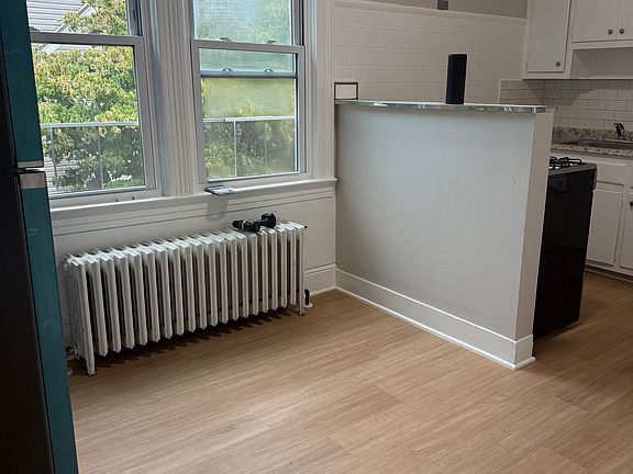 4th image of 49 Fortfield Ave #2