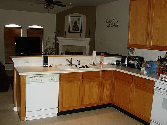 lots of cabinet and counter space