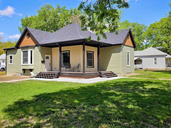 801 Arthur St, Holdrege, NE 68949