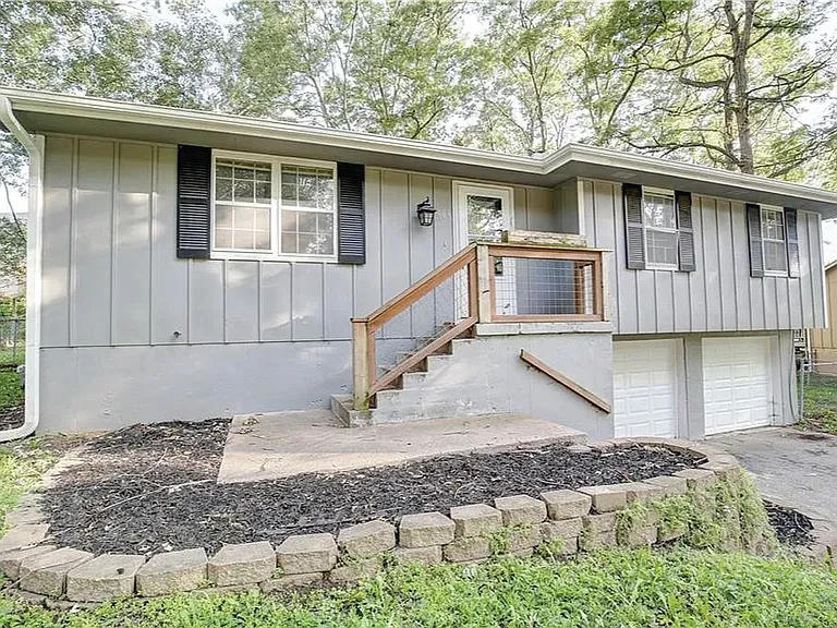 408 NE Lakeview Dr — Photo 1