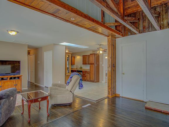 5th image of 622 Leslie Dr