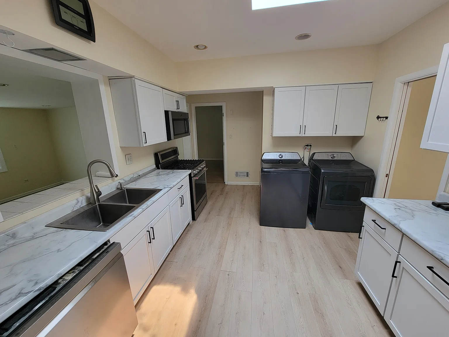 3 bed, 2500 sqft, $3,700 — Photo 4