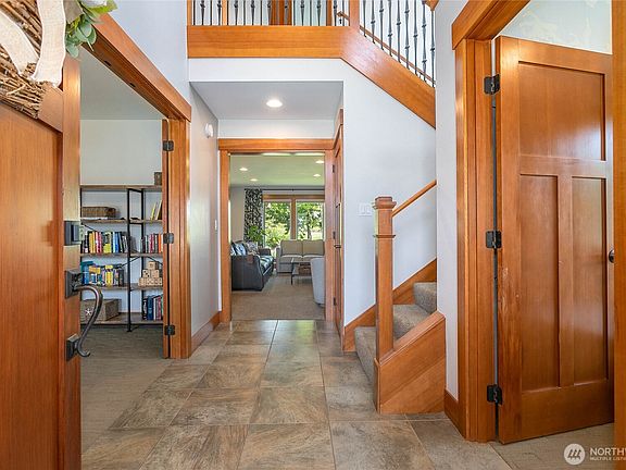 2nd image of 812 Sunrise Drive
