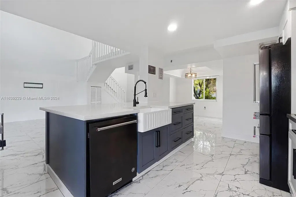 4 bed, 2093 sqft, $5,500 — Photo 4