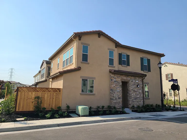 488 E Fuschia Way — Photo 2