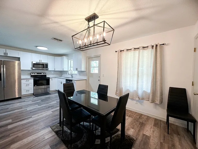 636 Rainbow Blvd — Photo 5