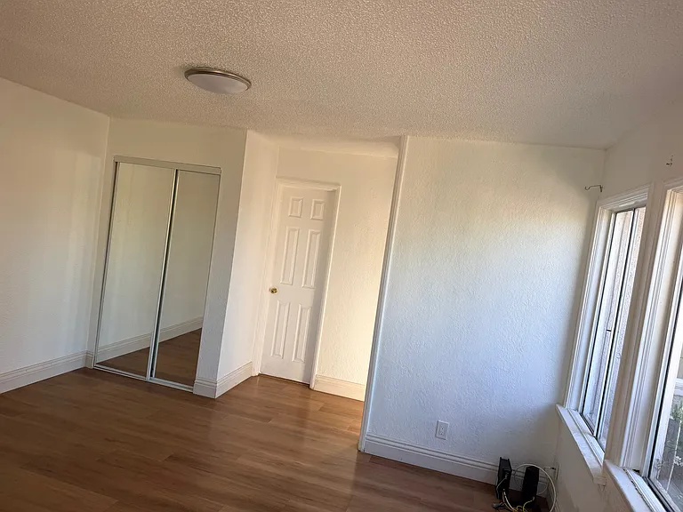 427 W Arbutus St — Photo 5