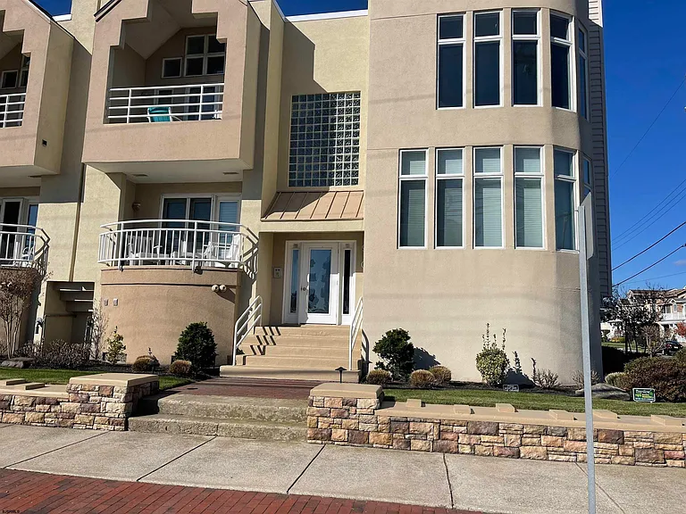 9101 Atlantic Ave #101 — Photo 2