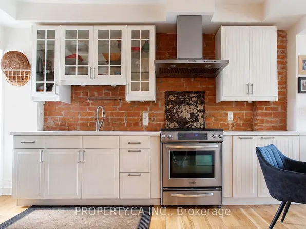 13 Hook Ave, Toronto, ON M6P 1T2