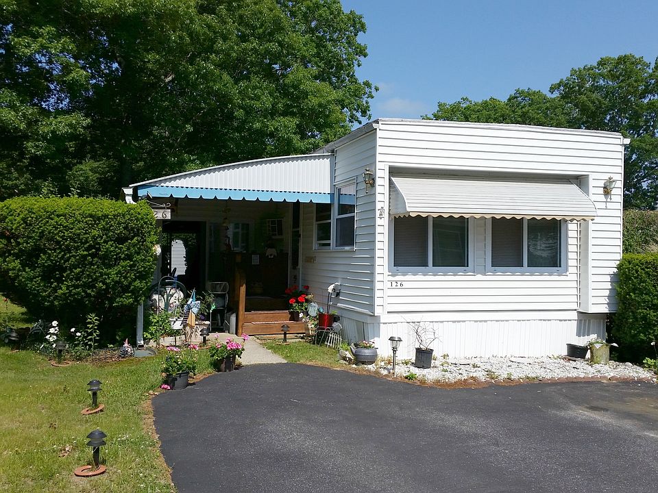 1st image of 703-126 126 Fresh Pond Ave
