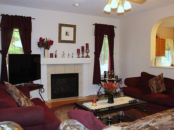 5th image of 15 Lupine Dr