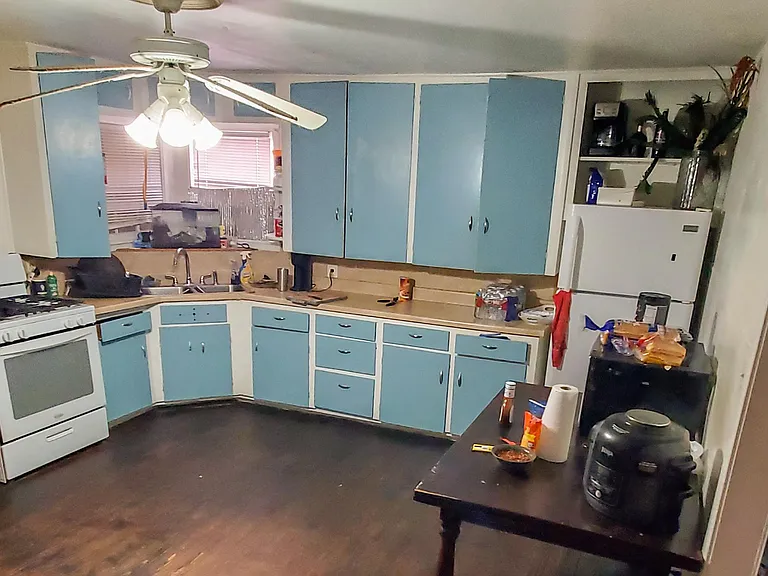 841 E North St — Photo 2