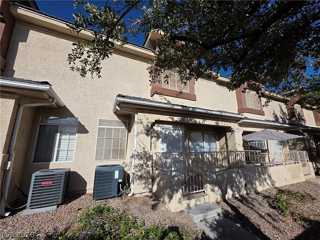 3 bed, 2.5 bath, 1320 sqft, $1,659 — Photo 4