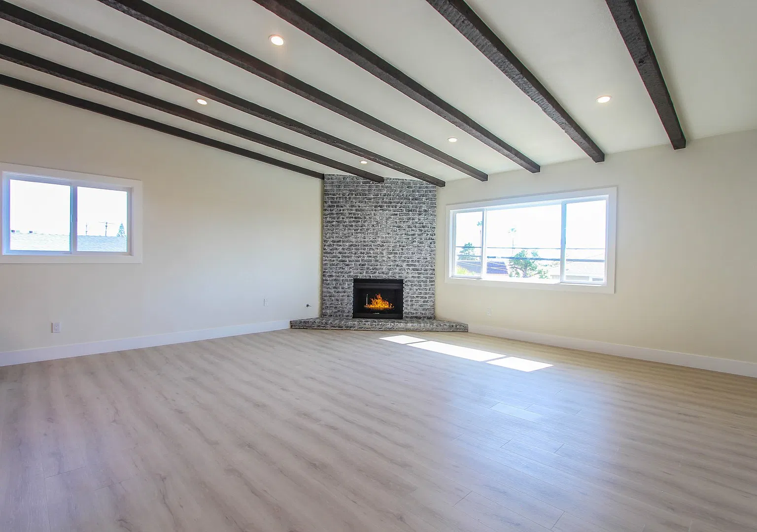 5065 - La Cresta — Photo 2