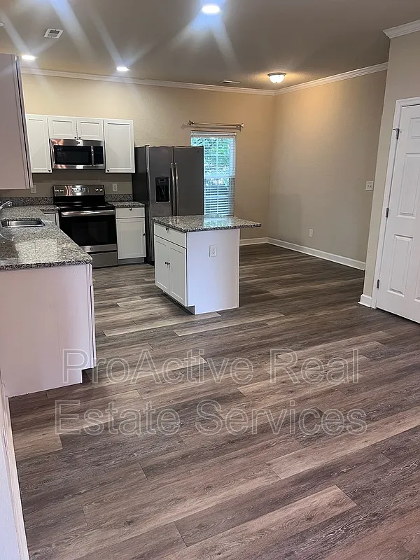 4 bed, 2.5 bath, 2200 sqft, $3,100 — Photo 3