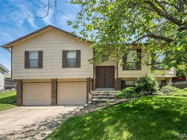 4216 Elkhart Lake Rd, Saint Charles, MO 63304