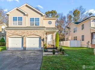 5 Parker Way, Old Bridge, NJ 08857