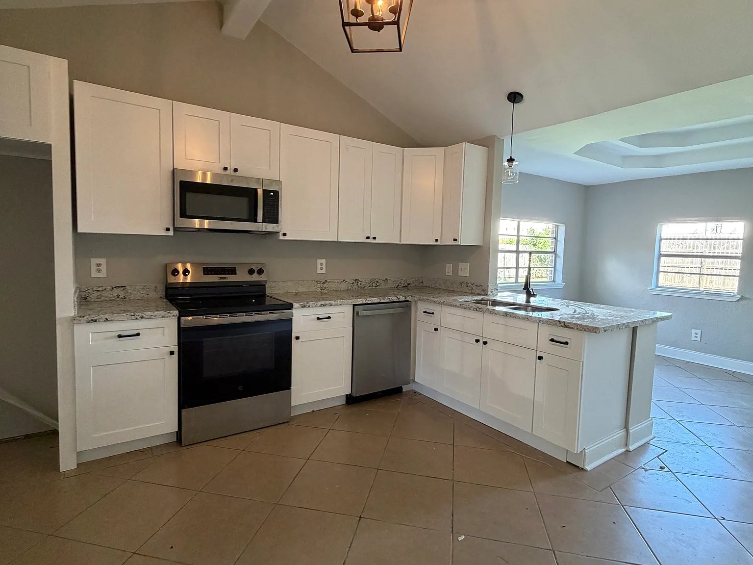 5 bed, 2050 sqft, $1,690 — Photo 2