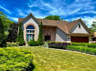 3945 S Woodhill Ln, New Berlin, WI 53151