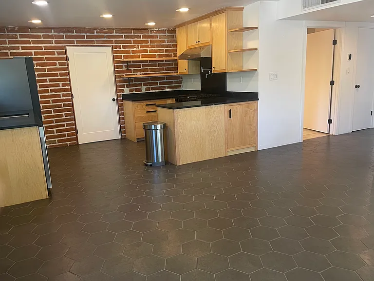 370 N 3rd Ave — Photo 2