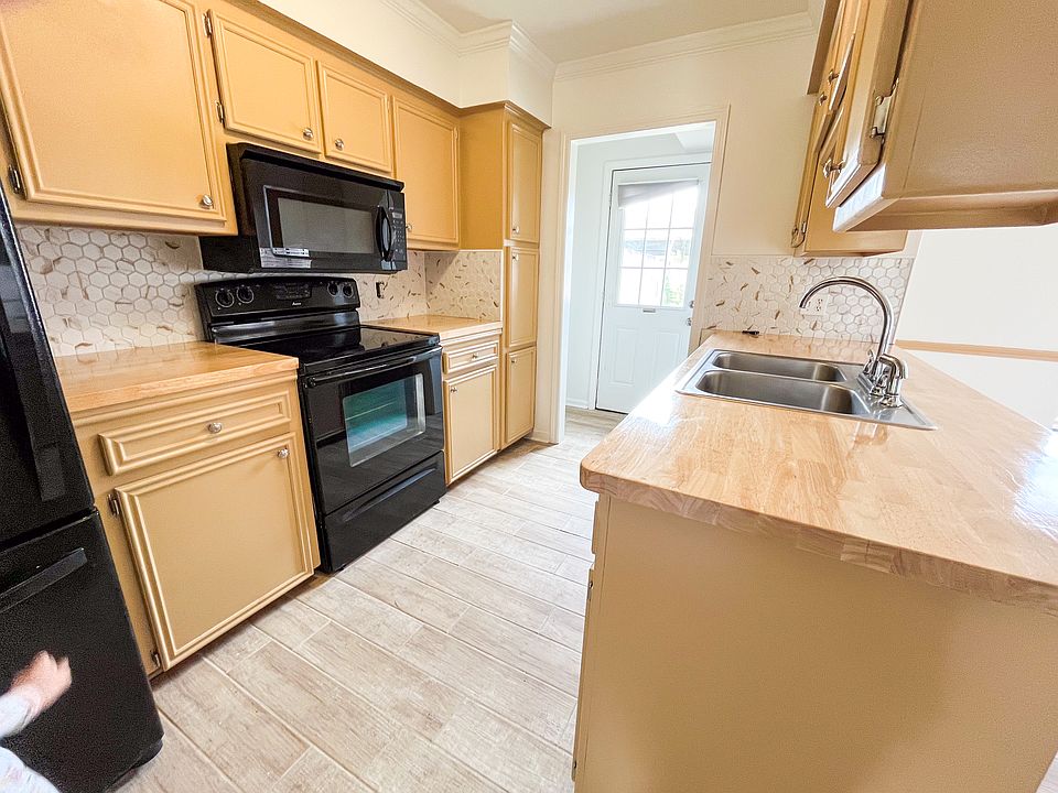 1st image of 5148 Sleepy Hollow Dr #5148