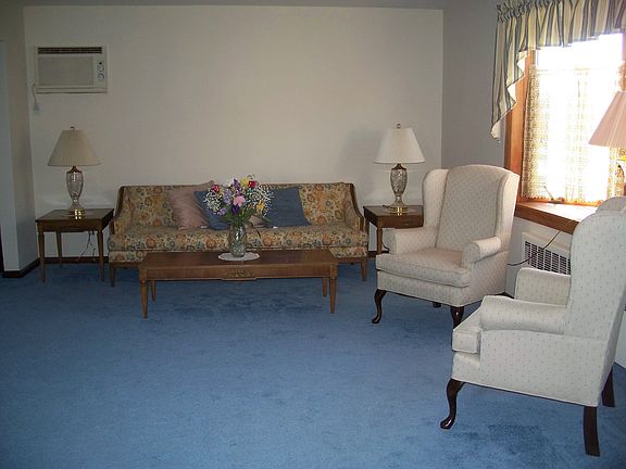 3rd image of 328 Mineola Blvd