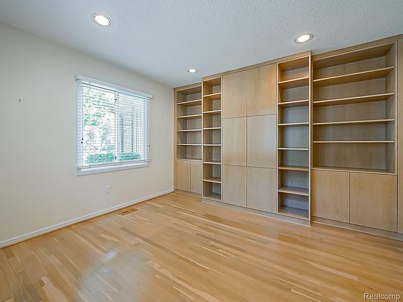 5th image of 7421 Parkdale