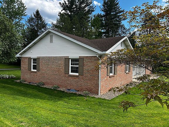 3rd image of 414 Berrysburg Rd