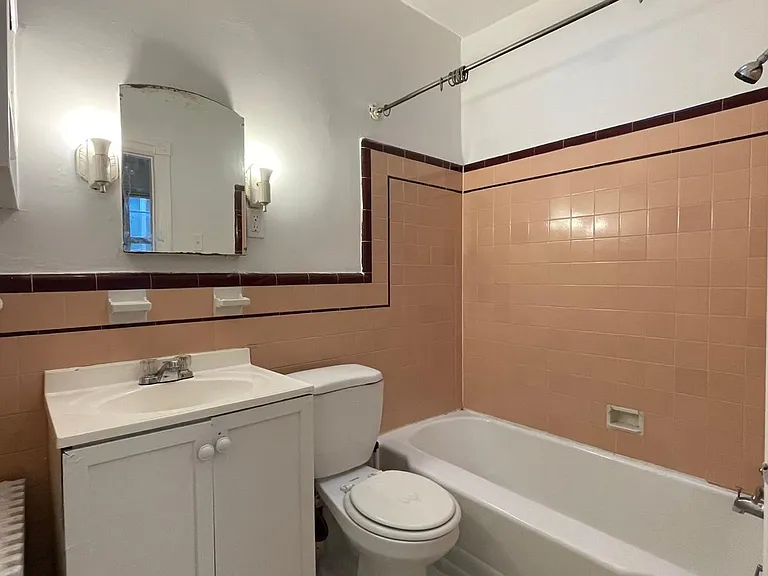 Third floor 1 BD 1 BA for $900/mo