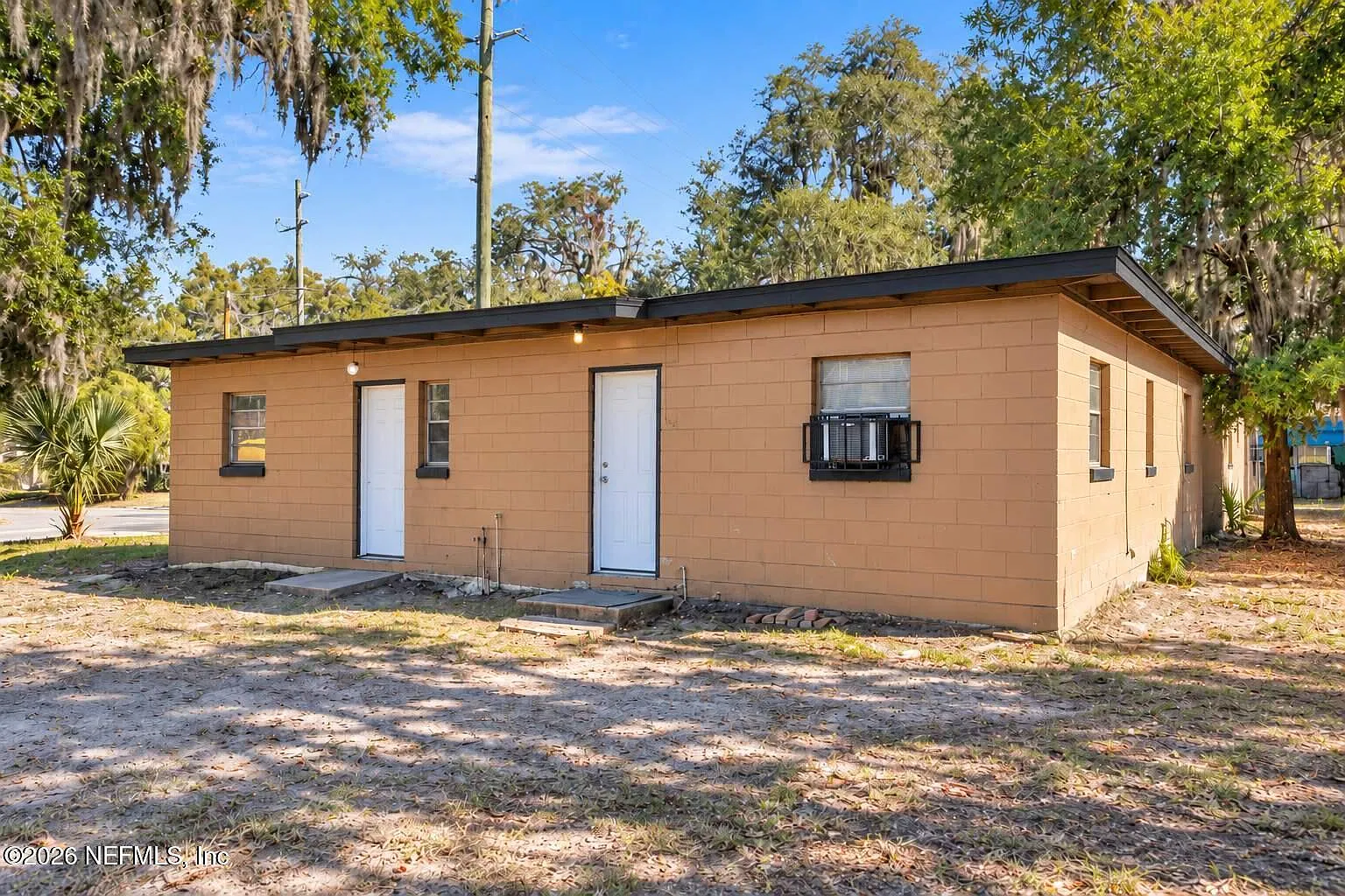 8 bed, 1.0 bath, 2560 sqft, $850 — Photo 1