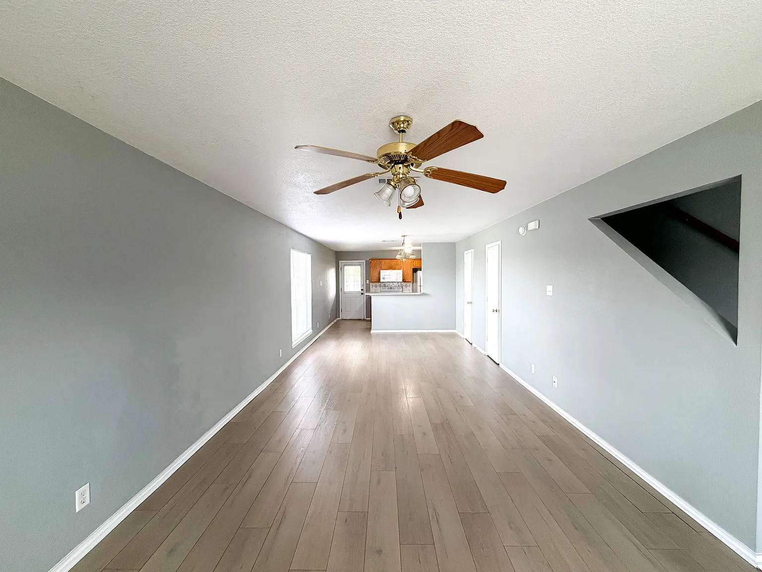 3 bed, 2.5 bath, 1301 sqft, $945 — Photo 2