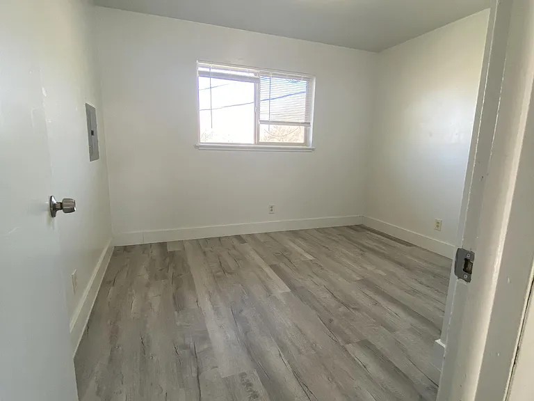 1070 McKinley Ave — Photo 14