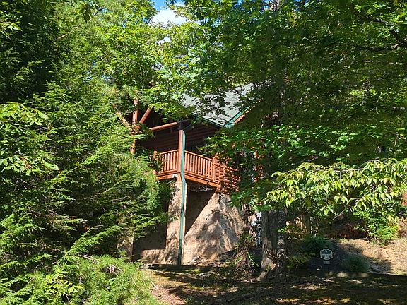 2nd image of 1665 Mountain Lodge Way