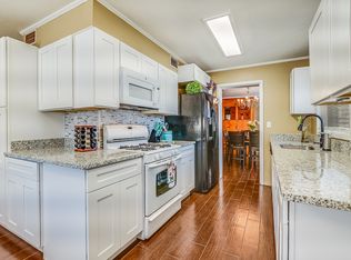 412 W Moore Ave, Devine, TX 78016