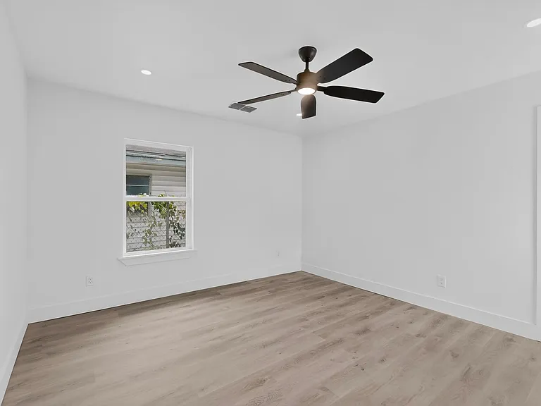719 S Storey St — Photo 15