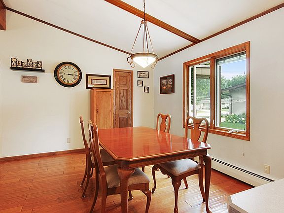 dining area w/pantry