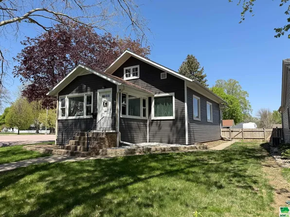 209 3rd St NE, Orange City, IA 51041