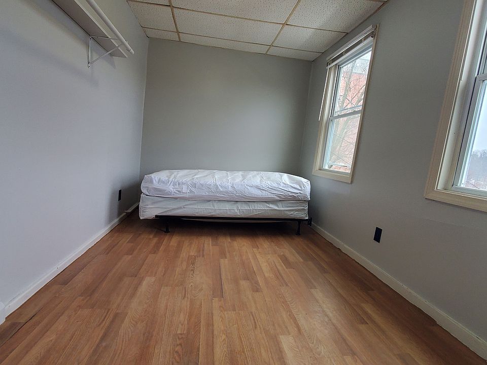 1st image of 946 Main St #4