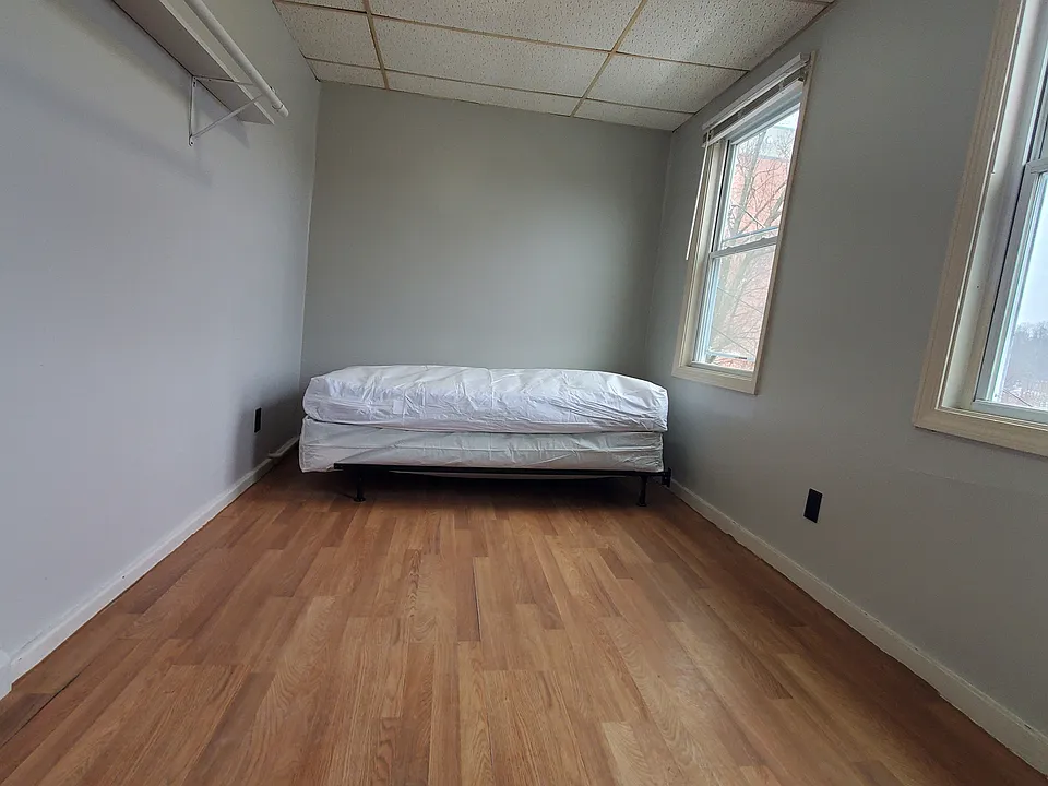 946 Main St #4