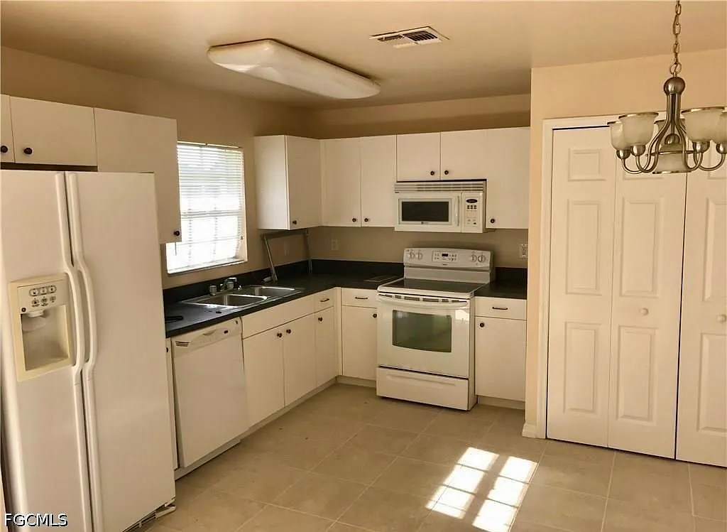 3 bed, 2.0 bath, 1976 sqft, $1,500 — Photo 2